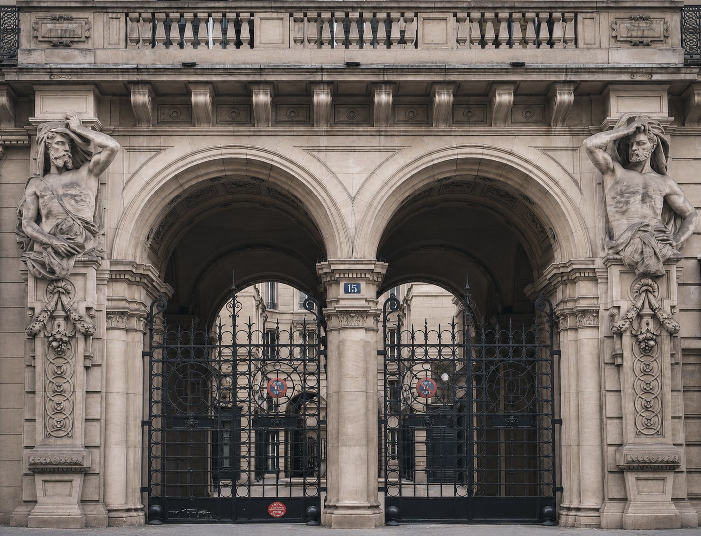 Entrée monumentale du 15 rue du Louvre à Paris, siège du cabinet Safar Avocat